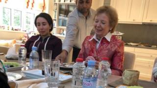 وزارت خارجه امارات عکس های مری رابینسون را در کنار شیخ لطیفه منتشر کرده است