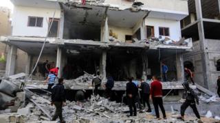 Palestinos inspeccionan el daño causado por los ataques aéreos israelíes en Rafah, Gaza, 5 de mayo de 2019
