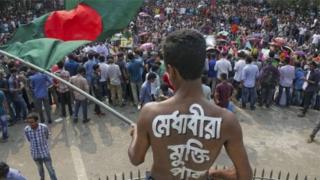 কোটা সংস্কারের দাবিতে কয়েকমাস ধরে আন্দোলন করছেন শিক্ষার্থীরা