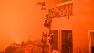 Bomberos agarran una bandera de EEUU