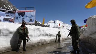 Personal militar en la frontera entre China e India