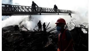 Bombeiros analisam escombros do edifício Wilton Paes de Almeida