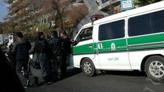 برخورد پلیس با معترضان با ادامه زندان رضا شهابی