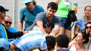 Torcedores brigam durante partida de tênis