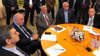 Dəyirmi masada toplaşmış müxalifət liderləri və ictimaiyyət nümayəndələri