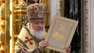 Патриарх Кирилл держит в руках "Грамоту"