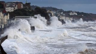 Una pared de agua formada en la costa de Dawlish, en el sur de Inglaterra.