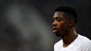 Dembélé visé par des cris de singes en Russie.