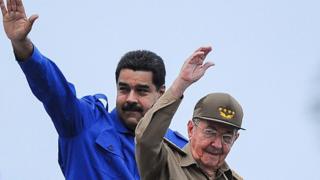 Presidente da Venezuela, Nicolás Maduro (à esquerda), posa ao lado do chefe de estado cubano, Raúl Castro
