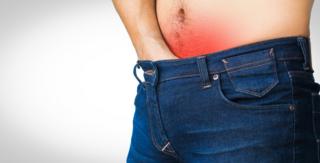 Hombre con dolor genital.