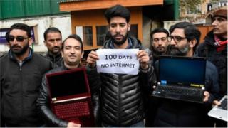 ইন্টারনেট সেবা বন্ধের প্রতিবাদে কাশ্মীরের সাংবাদিকরা