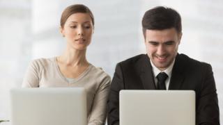 Mujer y hombre joven en la oficina
