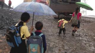 स्कूल जाते बच्चे