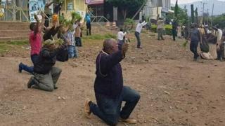 የአርባ ምንጭ የሐገር ሽማግሌዎች ርጥብ ሳር ይዘው