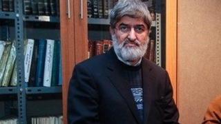 علی مطهری در کنار مجسمه پدرش در "خانه موزه مطهری". علی مطهری فرزند مرتضی مطهری از تئوریسین های نظام جمهوری اسلامی است که در ماههای اول انقلاب ترور شد