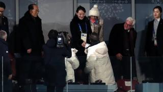 Kim Yo-jong saluda a Moon Jae-in en PyeongChang.