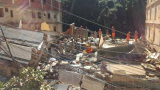 Bombeiros fazem resgate nos prédios desabados no Rio de Janeiro