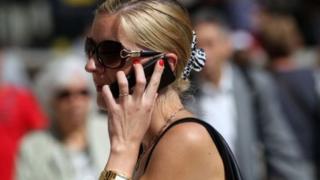 Qadın telefonla danışır