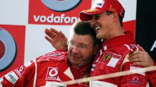 Brawn junto a Schumacher en un podio