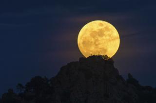 Hombre en la Luna de Dani Caxete