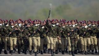 Пакистанские войска из группы спецслужб маршируют во время военного парада, посвященного Дню Пакистана, в Исламабаде 23 марта 2018 года.