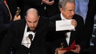 「ムーンライト」と書かれた紙を見せる「ラ・ラ・ランド」のプロデューサーのジョーダン・ホロウィッツ氏