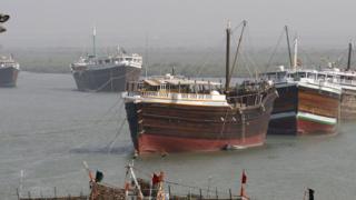 સલાયા બંદરે લાંગરેલું વહાણ