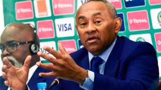 Le président de la Confédération Africaine de Football (CAF) Ahmad Ahmad Ahmad annonçant que la Coupe d'Afrique des Nations (CAN) 2019 se tiendra en Egypte.