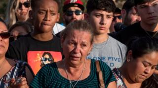 Grupo de personas emocionadas tras el tiroteo en El Paso, Texas
