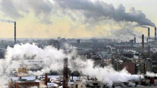 Humo de chimeneas sobre San Petersburgo