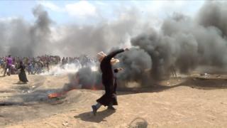 Una mujer palestina lanzando un objeto.