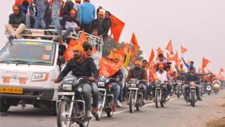 रोड मराठा के युवा जुलूस निकालते हुए