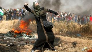 Umugore w'umunye Palestine mu myiyerekano ku rubibe rwa Gaza na Isiraheli, itariki 13/04/2018