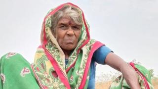 शेकूबाई वागळे यांच्या नावावर वन जमीन झाली, आजही त्यांच्या पायाच्या जखमा भरलेल्या नाहीत.