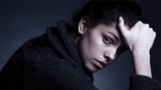 Молодая женщина в депрессии (в зависимости от модели)