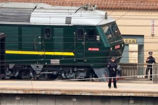 El tren pudo ser visto fuertemente custodiado por policías.