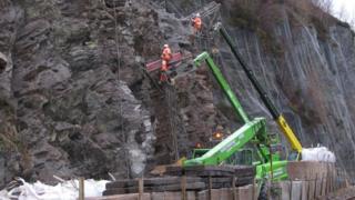 Obair air a' chreig