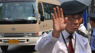 Un guarda de seguridad detiene el paso.