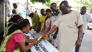 Ndị ọrụ INEC ebe ha na-edenye aha ndị mmadụ.