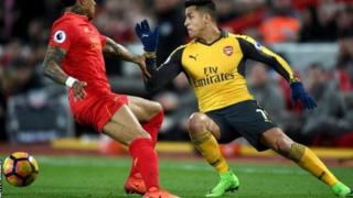 Mshambuliaji wa Arsenal Alexis Sanchez kulia anaweza kuanza mechi yake ya kwanza msimu huu baada ya kupona jeraha la tumboni.