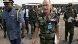 Le général John Numbi, à gauche à côté du général Christian Damay, commandant français de l'EUROFOR après une conférence de presse à Kinshasa le 14 juillet 2006.