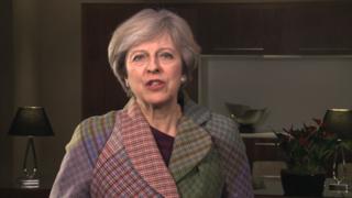 梅首相回顾了英中关系的近期发展,认为目前的两国关系"比以往任何时候都要紧密"。