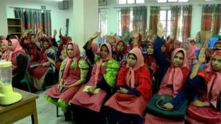 সরকারি কারিগরি প্রশিক্ষণ কেন্দ্রে নারীরা নানা বিষয়ে প্রশিক্ষণ নিচ্ছেন