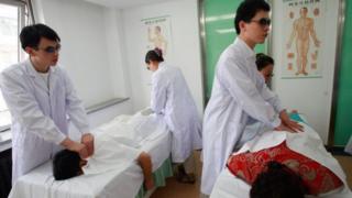 Cegos fazendo massagem na Coreia do Sul