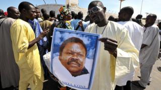 Un portrait de Cheikh Bethio Thioune tenu par un de ses disciples lors d'un rassemblement tenu en octobre 2012 à Dakar en vue de sa libération.