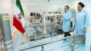 محمود علوی وزیر اطلاعات ایران و بهروز کمالوندی معاون سازمان انرژی اتمی در یکی از سالن های کارخانه غنی سازی اورانیوم ایران در نطنز در استان اصفهان