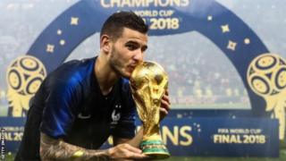 Hernandez ari mu bagize ikipe y'igihugu y'Ubufaransa yatwaye igikombe cy'isi mu mikino yabereye mu Burusiya ku mpeshyi yo mu mwaka ushize wa 2018