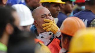 Члены спасательных служб остаются на улице, когда новое землетрясение произошло в Мехико