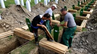 Рабочие готовят могилы для захоронения на кладбище в Потокари 10 июля 2015 года