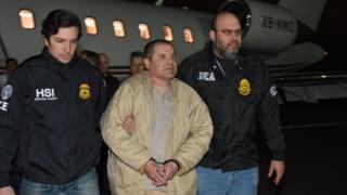 Хоакина Гусмана сопровождает полиция в аэропорту Макартура в Лонг-Айленде в Нью-Йорке - 19 января